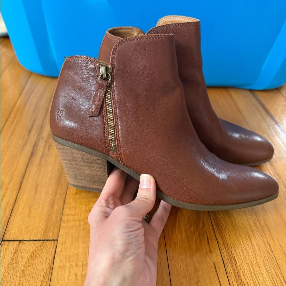 FRYE Judith Double Zip Leather Ankle Boots in Whiskey Brown size 9